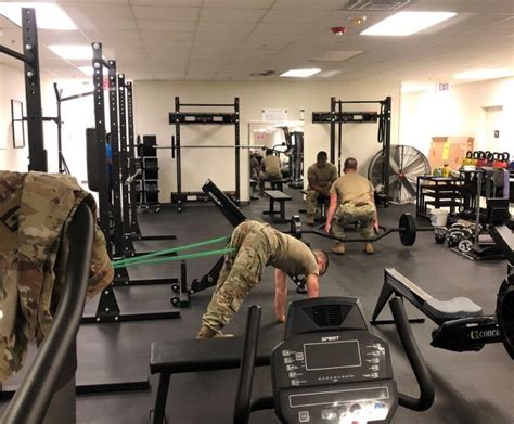 Army Recovery Care Program Soldiers Pump Iron Lift Spirits Article