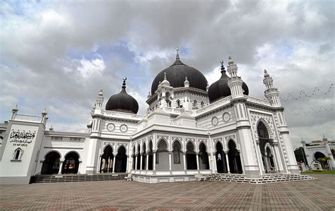 Masjid azizi langkat menginspirasi masjid zahir di kedah merupakan masjid istana yang terletak di jalan raya lintas sumatera tepatnya di kelurahan tanjung. Masjid Zahir 100 Tahun | Foto | Astro Awani