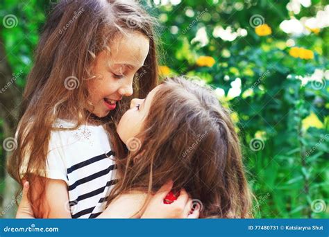 Deux Belles Petites Filles Souriant Et Jouant Au Jardin Image Stock