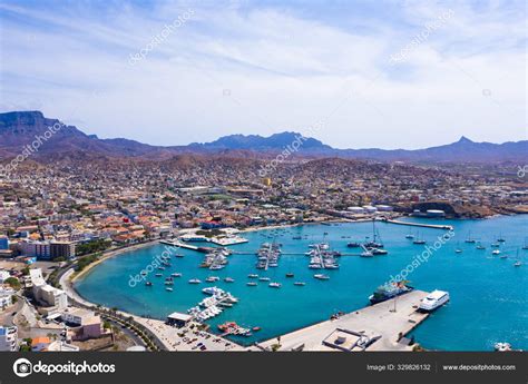 O clima quente durante praticamente todo o ano (mesmo que ocorram alguns. Vista aérea da Marina Mindelo na Ilha de São Vicente, Cabo Verde — Stock Photo © sam741002 ...