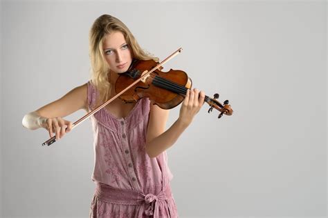 Pretty Young Violinist Playing The Violin Violinist Violin Pretty