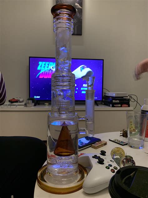 Can anyone tell me how much water should go in this Bong? I've smoked a ...