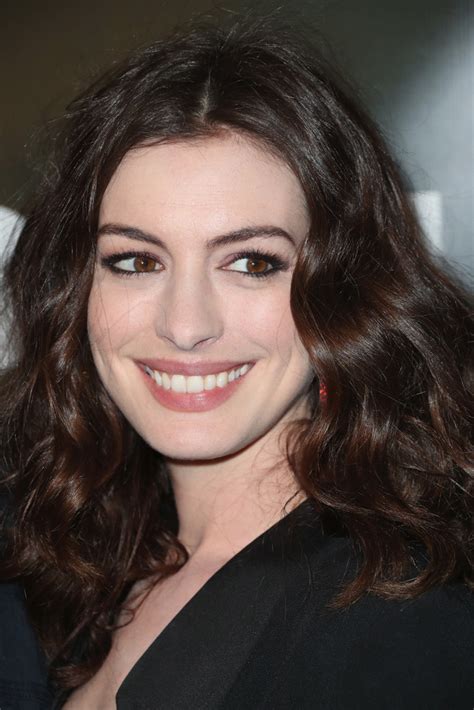 Anne Hathaway Shoulder Length Hairstyles Looks Stylebistro