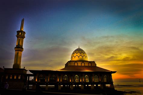 Yüzen masjid güzel gün batımı manzarası ile deniz kenarında. CATATAN HATI SEORANG LELAKI:  020  MASJID TERAPUNG DI ...