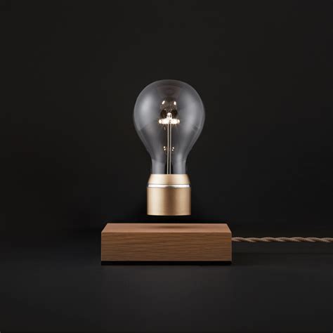 Make your own levitating creation. Lampe Flyte en lévitation - Or/Base chêne | Made In Design