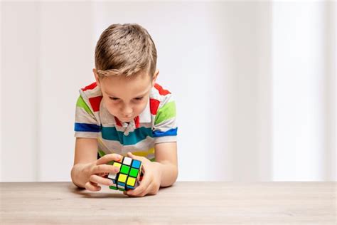 Enfant Résout Un Rubiks Cube Concept De Compétition De Puzzle