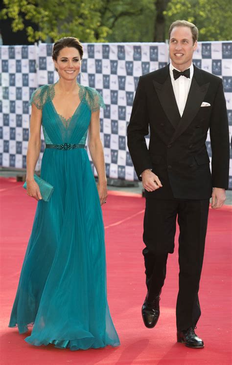 İngiltere prensesi kate middleton, her katıldığı davette clutch türü çantasını iki eliyle tutmasıyla biliniyor. Kate Middleton steps out in best dress since Royal Wedding ...