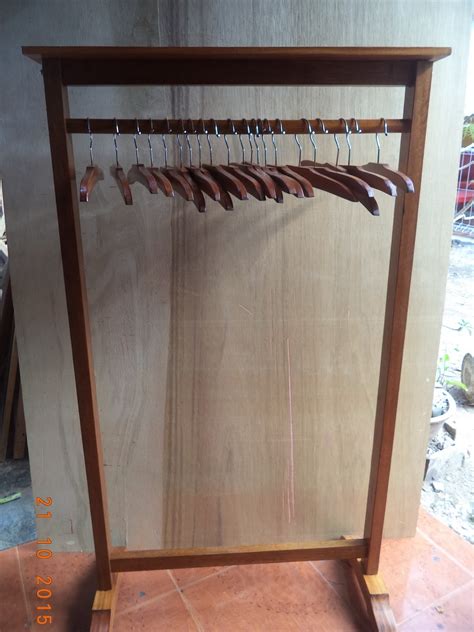 Gantungan baju berbahan kayu biasanya memiliki model yang maskulin dan kuat. GAWANGAN BATIK : standing hanger / gantungan baju minimalis