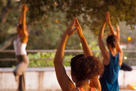 Beneficios De Practicar Yoga Al Aire Libre Experiencia Natuva