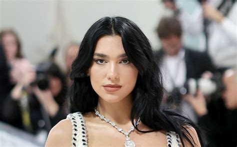 Met Gala Dua Lipa Arrasa Con Vestido Chanel De Princesa Chic