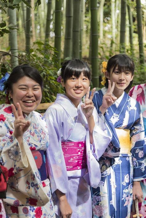 Deux Jeunes Femmes Japonaises Posant Dans Le Kimono Photo éditorial