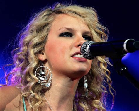 Taylor Swift Singing Photo Fair Usage