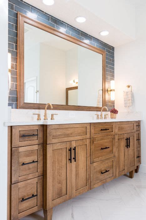 A Bathroom With Two Sinks And A Large Mirror
