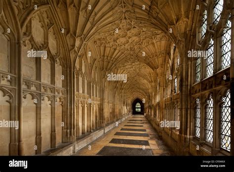 Interior Del Claustro De La Catedral De Gloucester Donde Se Realizaron