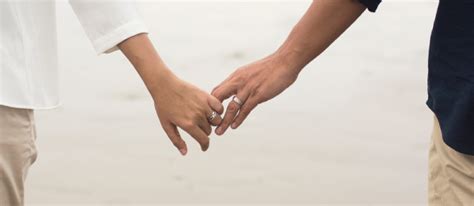 6 Ways Of Holding Hands Reveal A Lot About Your Relationship