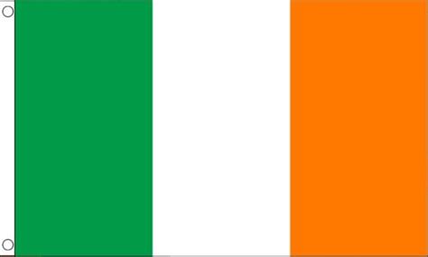 De vlag van ierland werd voor het eerst aangenomen als de nationale vlag van de ierse vrijstaat in 1922. De Ierse vlag 90x150cm koop je voordelig bij Vlaggenclub!