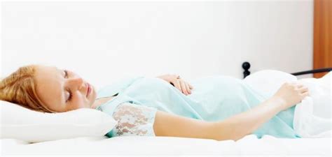 هل النوم على الظهر مضر للحامل في الشهور