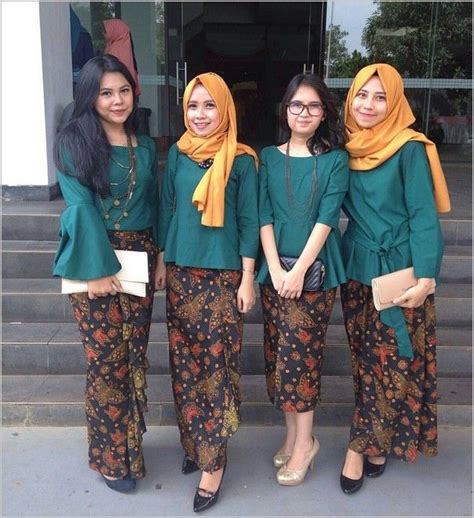 Ada beberapa model baju kondangan anak muda yang bisa anda jadikan inspirasi di sini, dengan model yang keren, gaya, modern, namun tetap terlihat simpel dan elegan. 10 Model Baju Batik Pesta Wanita Muslim Modern | Wanita ...