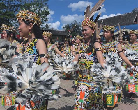 Tari Leleng Sejarah Properti Asal Gerakan Dan Pola Lantai