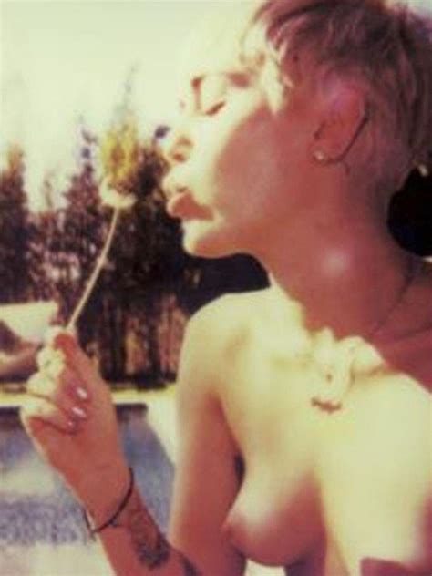 Posa Miley Cyrus Desnuda Para Revista