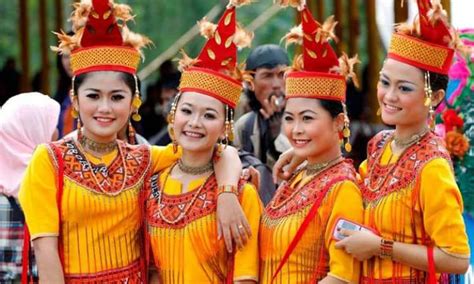 baju adat toraja yang perlu kita ketahui dilengapi gambar