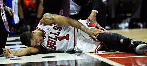 Bulls Beat Sixers But Lose Derrick Rose To A Torn Acl The New York