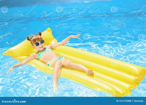 Het Leuke Meisje Ontspannen Op Opblaasbare Matras In Zwembad Stock Foto Image Of Zwevend Aqua