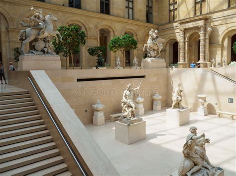 Il Museo Del Louvre Corridoio Con La Scultura Francese A Parigi