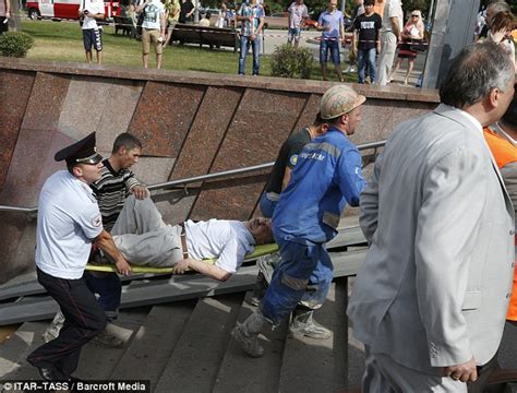 Moscow Subway Train Derails Killing At Least 16 And Injuring More Than 100 Daily Mail Online