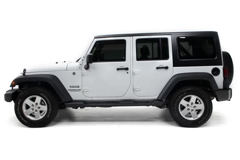 Comes with 17″ wheels and black interior. 2015 Jeep Wrangler Unlimited Sport