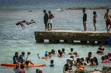 Playas Cubanas Se Llenan Y Autoridades Alertan Por Covid 19