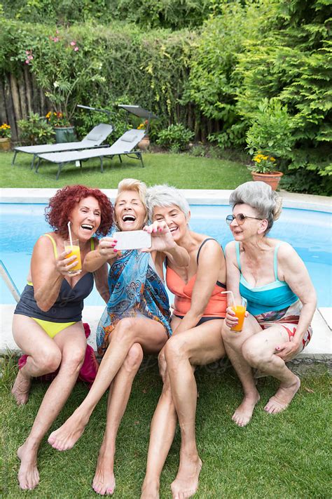 Four Senior Friends Burst Into Laughter By Their Selfie Del