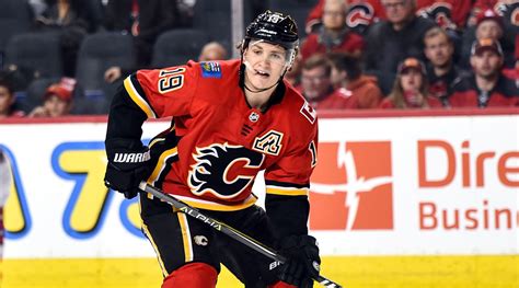 Matthew tkachuk, calgary flames top philadelphia flyers. Calgary Flames sign Matthew Tkachuk to 3-year, $21M deal - Sports Illustrated