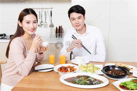 年轻夫妻在家吃饭高清图片下载 正版图片500813154 摄图网