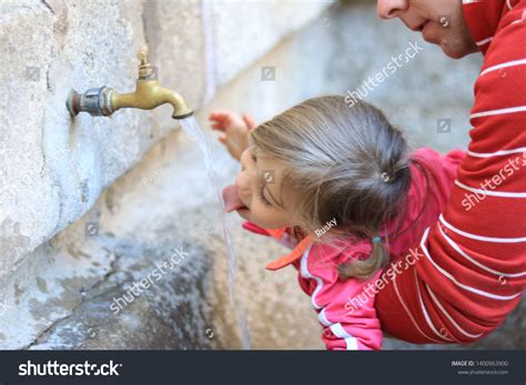 Young Father Lifts Her Daughter Drink 스톡 사진 1400963900 Shutterstock