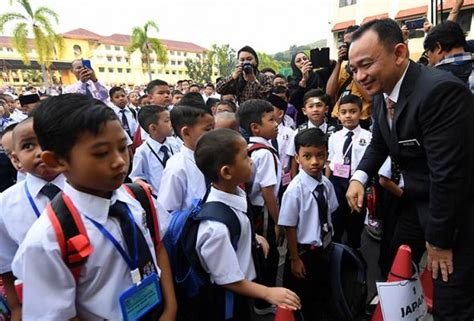 Sedangkan dalam pengembangan proses pendidikan membutuhkan akal dan pola pikir yang baik dalam upaya mencerdaskan manusia dari kebodohan. Sistem pendidikan tidak diskriminasi mana-mana bahasa ...