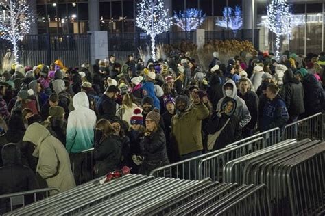 On Black Friday Thousands Of Shoppers Pumped For Holiday Deals At Moa
