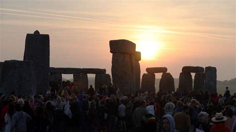 Summer Solstice 2017 Stonehenge Crowds As Sun Rises Bbc News
