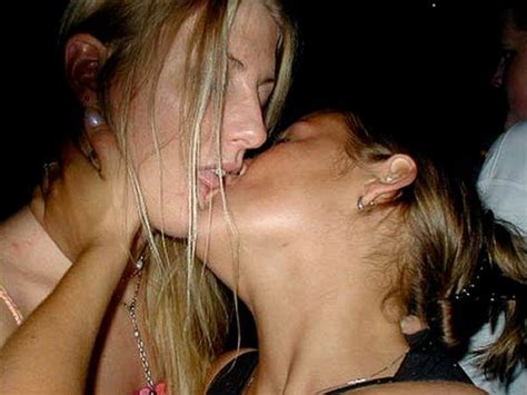 Girls Kissing Pics Page 31 The Drunken Stepforum A Place To