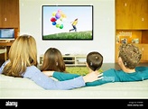 Familia viendo televisión en la sala de estar Fotografía de stock - Alamy