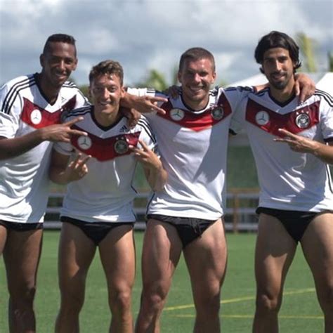Brasil e alemanha chegaram às semifinais com campanhas invictas na competição. Jogadores da Alemanha postam foto mostrando as coxas ...