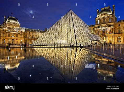 La Pirámide De Cristal Arquitecto Im Pei Del Museo Del Louvre