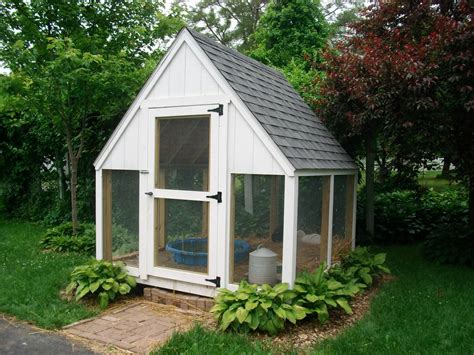 This duck coop can easily house up to 4 ducks without a problem. Chicken Coops | Chickens backyard, Duck house plans, Duck ...