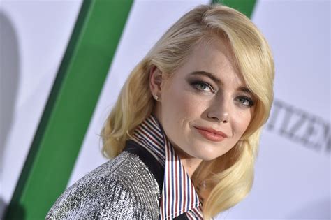 Emma Stone Is Embarrassed She Looks Naked In The Photo She Took With Hillary Clinton Glamour