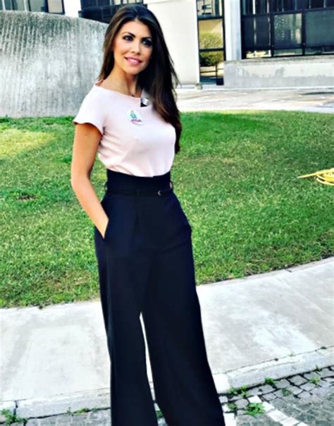 La lieta notizia è stata annunciata dal flora canto , compagna di enrico brignano da sette anni, ha annunciato via instagram di essere in. Flora Canto sostiene Trenta Ore per la Vita - Gossip.it