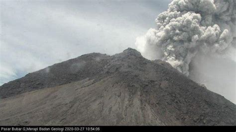 breaking news gunung merapi kembali erupsi durasi 7 menit tinggi kolom 5 000 m