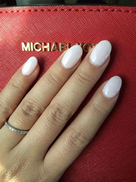 Cute Short Round Acrylic Nails The Narrow Oval Nails Give A Graceful