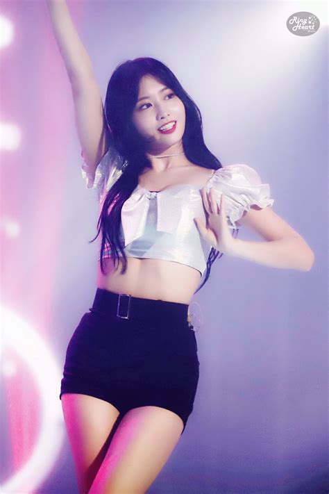 15 Times TWICE S Momo Showed Off Her Stunning Body Proportions Koreaboo