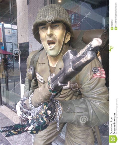 Estatua Del Soldado Que Sostiene El Arma Foto Editorial Imagen De
