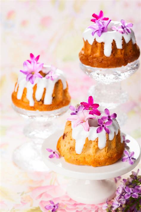 Verwenden sie dieses bild auf einem wiederverkaufsartikel oder einer vorlage? Ostern-Anordnung Ostern-Kuchen Und Gemalte Eier In Einer ...